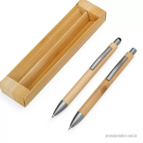 Kit caneta e lapiseira personalizado - Nosso Kit Ecológico de Caneta e Lapiseira de Bambu é excelente para quem busca um toque sustentável no dia a dia. A lapiseira possui acionamento por clique, e a caneta conta com carga esferográfica azul de 1.0mm e função touch para quem precisa de toques precisos em dispositivos. Além disso, acompanha uma embalagem que imita bambu. Uma ótima escolha para presentes corporativos ou para quem ama escrever sem abrir mão da consciência ecológica!