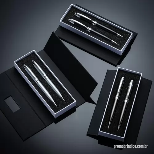 Kit caneta e lapiseira personalizado - Kit caneta e lapiseira Personalizado 180PAR com sua logomarca. 20 anos ajudando a cotar Brindes Promocionais com várias empresas num único clique. Conjunto caneta e lapiseira em estojo de cartonagem com placa central para personalização. Clip metal e anel central possui: anel fino prata, anel preto fino e um anel maior prata com relevo e acionam por giro. Estojo revestida com espuma na parte internaConjunto caneta e lapiseira em estojo de cartonagem com placa central para personalização. Clip metal e anel central possui: anel fino prata, anel preto fino e um anel maior prata com relevo e acionam por giro. Estojo revestida com espuma na parte internaKit caneta e lapiseira Personalizado, 179222, Bets Brindes. Clique e Cote no Portal PromoBríndice!