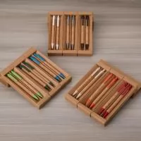 Kit Ecológico Caneta e Lapiseira Cortiça  Descrição: Kit ecológico composto por caneta e lapiseira em cortiça, com detalhes em palha de trigo e estojo em kraft. A caneta possui carga esferográfica azul de 1,0 mm, enquanto a lapiseira utiliza grafite 0,7 mm, ambas com acionamento por clique. Uma opção sustentável e elegante para o dia a dia.  Comprimento: 17,2 cm Largura: 5,2 cm Profundidade: 2,3 cm Medidas aproximadas para gravação (CxL): 3 cm x 0,5 cm Tamanho total aproximado (CxL):  Caneta: 13,9 cm x 1,1 cm  Lapiseira: 13,8 cm x 1,3 cm Peso aproximado: 35 g