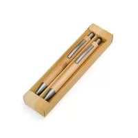Kit Ecológico de Caneta e Lapiseira de Bambu é excelente para quem busca um toque sustentável no dia a dia. A lapiseira possui acionamento por clique, e a caneta conta com carga esferográfica azul de 1.0mm e função touch para quem precisa de toques precisos em dispositivos