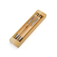 Descrição: Nosso Kit Ecológico de Caneta e Lapiseira de Bambu é excelente para quem busca um toque sustentável no dia a dia. A lapiseira possui acionamento por clique, e a caneta conta com carga esferográfica azul de 1.0mm e função touch para quem precisa de toques precisos em dispositivos. Além disso, acompanha uma embalagem que imita bambu. Uma ótima escolha para presentes corporativos ou para quem ama escrever sem abrir mão da consciência ecológica!  Largura :  4 cm  Profundidade :  2 cm  Comprimento :  17 cm  Medidas aproximadas para gravação (CxL):  15,5 cm x 2,5 cm / Lapiseira 3,5 cm x 0,5 cm / Caneta 3,5 cm x 0,5 cm  Tamanho total aproximado  (CxL):  Caneta: 14,2 cm x 1,3 cm/ Lapiseira: 13,9 cm x 1,3 cm  Peso aproximado (g):  39