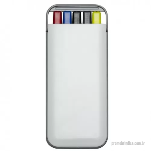 Kit caneta personalizado - Kit 5 em 1 branco em plástico resistente. Possui: caneta/carga azul, caneta/carga preto, caneta/carga vermelha, marca texto amarelo e lapiseira. Lateral e trava(basta movimentar para os lados) superior em cinza.