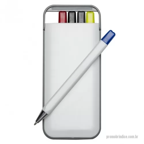 Kit caneta personalizado - Kit 5 em 1 branco em plástico resistente. Possui: caneta/carga azul, caneta/carga preto, caneta/carga vermelha, marca texto amarelo e lapiseira. Lateral e trava(basta movimentar para os lados) superior em cinza. Tamanho total aproximado (CxL): 13,9 cm x 6 cm Peso aproximado (g): 60