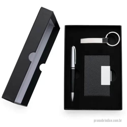Kit caneta personalizado -  Kit executivo 3 peças em estojo de papelão com tampa e parte interna revestida de espuma. Contém: chaveiro metal fosco com detalhe emborrachado preto, porta cartão de couro sintético(verso metálico liso) com placa de metal e caneta metal fosca com detalhe emborrachado preto. Acompanha placa metálica para gravação.