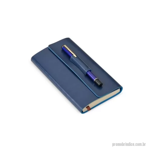 Kit caneta personalizado - Para quem busca registrar anotações de forma prática e acessível, nosso Kit para Anotações com Caneta é a escolha perfeita. Com aproximadamente 112 folhas amarelas pautadas e feito em couro sintético, o kit vem acompanhado de uma caneta metálica azul e um porta-caneta que também serve como fecho para o kit. Além disso, conta com um compartimento na parte de trás para cartões ou documentos. Prático e funcional na hora de organizar seus planejamentos!