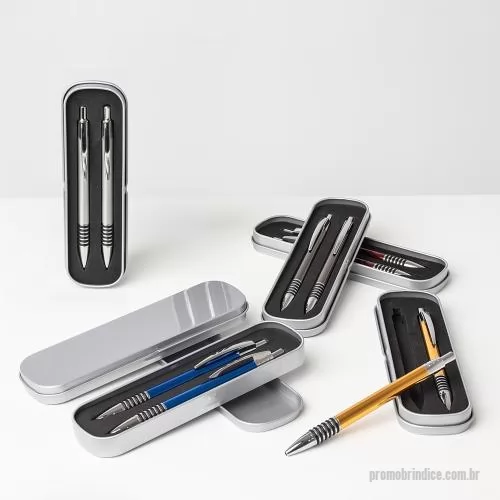 Kit caneta personalizado - Conjunto de caneta e lapiseira metálicas, escrever será uma experiência ainda mais sofisticada e elegante. O estojo em metal que as acomoda, possui revestimento em espuma para evitar riscos. A caneta possui carga esferográfica azul de 1.0mm, com acio