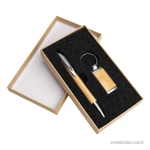 Kit caneta personalizado - Descrição: Este kit é a escolha ideal para quem aprecia praticidade e um design natural. O estojo com espuma interna mantém a caneta e o chaveiro bem organizados e protegidos, prontos para o uso. Combinando metal e bambu, as peças têm um visual elegante e resistente, destacando a beleza natural do bambu em cada detalhe. Uma opção funcional e charmosa, perfeita para o dia a dia ou para presentear com bom gosto e simplicidade.  Largura :  9,7 cm  Comprimento :  16,9 cm  Medidas aproximadas para gravação (CxL):  15 cm x 8 cm  Peso aproximado (g):  101