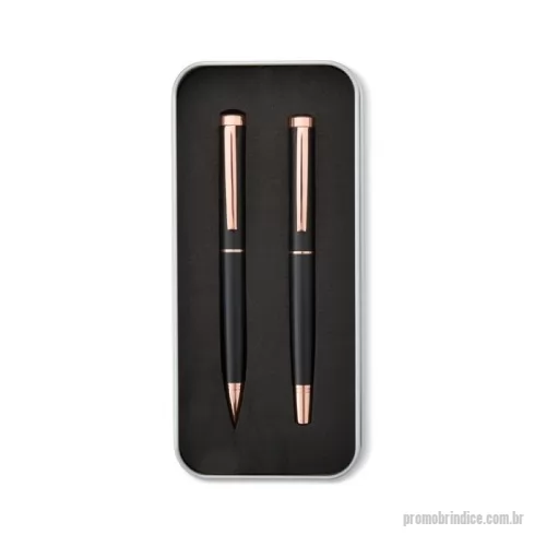 Kit caneta personalizado - Descubra nosso sofisticado kit de canetas esfero e roller em metal, perfeito para quem valoriza estilo e funcionalidade. Com acabamento fosco, a caneta esferográfica possui acionamento por rotação e carga azul de 1.0mm, garantindo uma escrita suave e precisa. A caneta roller com carga de 0.7mm, oferece um traço delicado e fluido. Acompanha um estojo de metal revestido em espuma, que protege e exibe suas canetas com elegância.