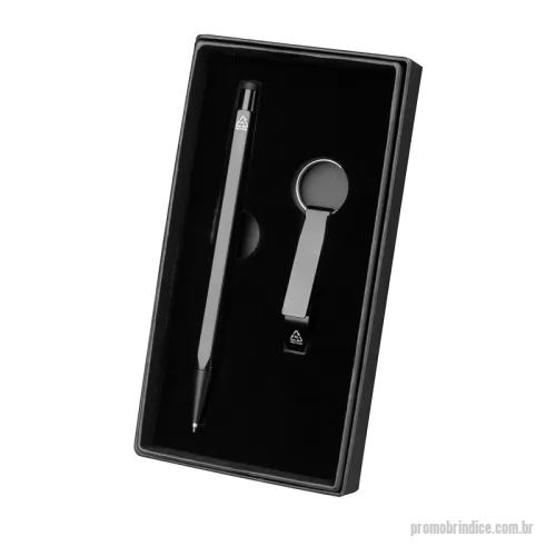 Kit caneta personalizado - Kit caneta Personalizado 15363 com sua logomarca. 20 anos ajudando a cotar Brindes Promocionais com várias empresas num único clique. Kit composto por uma caneta e um chaveiro abridor, ambos fabricados em alumínio reciclado. O abridor possui formato de pé de galinha, próprio para abrir tampas de garrafas. A caneta tem corpo sextavado com régua impressa em uma das faces, acionamento por clique e ponteira touch emborrachada para uso em dispositivos touchscreen, além de carga esferográfica azul de 1,0 mm. Acompanha estojo de papelão com berço de espuma revestido em tecido aveludado.  Largura: 9,1 cm Profundidade: 2,2 cm Comprimento: 17,4 cmKit composto por uma caneta e um chaveiro abridor, ambos fabricados em alumínio reciclado. O abridor possui formato de pé de galinha, próprio para abrir tampas de garrafas. A caneta tem corpo sextavado com régua impressa em uma das faces, acionamento por clique e ponteira touch emborrachada para uso em dispositivos touchscreen, além de carga esferográfica azul de 1,0 mm. Acompanha estojo de papelão com berço de espuma revestido em tecido aveludado.  Largura: 9,1 cm Profundidade: 2,2 cm Comprimento: 17,4 cmKit caneta Personalizado, 180008, Smart Gifts. Clique e Cote no Portal PromoBríndice!