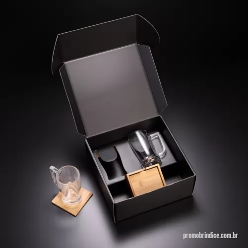 Kit cerveja personalizado - 	Kit chopp contendo duas canecas de vidro para chopp ou cerveja com capacidade de 340 ml cada. Acompanha conjunto de 4 porta copos em caixa de bambu.