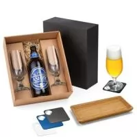 HAPPY HOUR. Kit Onboarding (Boas Vindas e Integração) 6183 - Caixa para presente com 02 copos de vidro para cerveja 300ml e espaço para garrafa de até 600ml. (não acompanha garrafa).  93861 - Travessa. Bambu. Incluso caixa de cartão. Food grade. 255 x 130 x 18 mm | Caixa: 260 x 134 x 26 mm. 94116 - Porta copos. ABS. Com abridor de garrafas. Esponja antiderrapante na base. 82 x 82 x 4 mm.