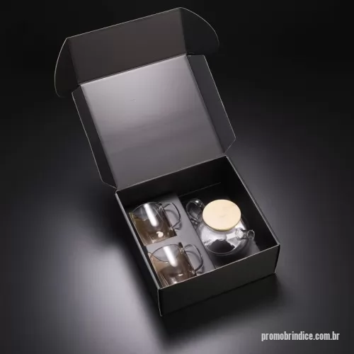 Kit chá personalizado - Kit VIP Chá, ideal para quem aprecia momentos especiais com sofisticação. Contém duas canecas de vidro de parede dupla com capacidade de 250ml, garantindo melhor conservação da temperatura. Acompanha um bule de vidro borossilicato com infusor em aço inox, perfeito para preparar chás com praticidade e elegância. O conjunto é complementado por uma travessa em bambu (25,5x13x1,8 cm), proporcionando uma apresentação refinada.  Um brinde sofisticado e exclusivo da Youdu Brindes, perfeito para presentes corporativos e experiências personalizadas.