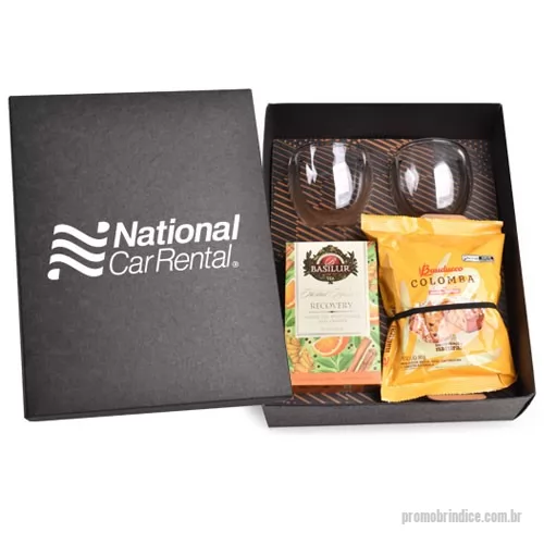 Kit chá personalizado - Kit de Chá composto por 1 caixa de chá importado da marca Basilur Tea, marca de referência do Sri Lanka com 20 sachês, 1 mini Colomba Bauducco ® e 2 copos de borossilicato de 160 mL. Os produtos são acondicionados em caixa de papel kraft preta com personalização silkscreen 1 cor. Formato da caixa 28,5 x 22 x 9 cm.