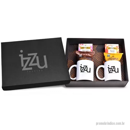 Kit chá personalizado - Kit de Chá composto por 2 caixas de chá importado da marca Twinings, marca inglesa de primeira escolha com 10 sachês com sabor de Frutas Silvestres e 10 sachês de Morango com Manga, 2 Alfajores de doce de leite ou chocolate de acordo com a disponibilidade e 2 canecas de cerâmica na cor branca. A personalização nas canecas e na tampa da caixa é em silk 1 cor. Os produtos são acondicionados em caixa de papel kraft preta com personalização silkscreen 1 cor. Formato da caixa 35,5 x 29 x 10,5 cm.