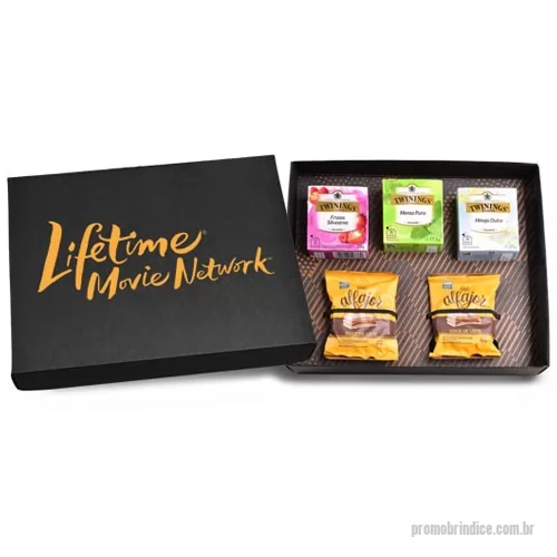 Kit chá personalizado - Kit Chá composto por 3 Caixas de Chá Twinings, sendo 1 de Frutas Silvestres, 1 de Hortelã e 1 de Erva-Doce com 10 Sachês e 2 Alfajores de doce de leite ou chocolate de acordo com a disponibilidade. Os produtos são acondicionados em caixa de papel kraft preta com personalização silkscreen 1 cor. Formato da caixa 28,5 x 22 x 7 cm.