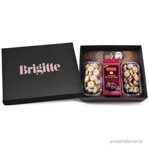 Kit chá personalizado - Kit Chá composto por 1 Caixa Metálica de Chá premium da marca Impra a granel de 200 g sabor chá preto aromatizado com frutas vermelhas, 2 bandejas de biscoitos amantegados com aproximadamente 150 mg cada uma e 1 Infusor de Inox. Os produtos são acondicionados em caixa de papel kraft preta com personalização na tampa em silkscreen 1 cor. Formato da caixa 35,5 x 29 x 10,5 cm.