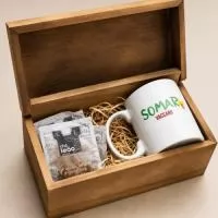 kit chá na caixa de madeira com 1 caneca e 3 sachês de chá