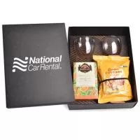 Kit de Chá composto por 1 caixa de chá importado da marca Basilur Tea, marca de referência do Sri Lanka com 20 sachês, 1 mini Colomba Bauducco ® e 2 copos de borossilicato de 160 mL. Os produtos são acondicionados em caixa de papel kraft preta com personalização silkscreen 1 cor. Formato da caixa 28,5 x 22 x 9 cm.