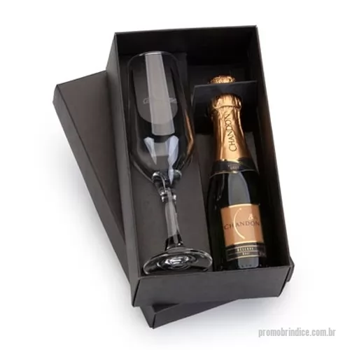 Kit champanhe ou espumante personalizado - Kit Mini Chandon Personalizado, Acondicionado em uma linda caixa personalizada com amplo espaço para divulgação da marca, o kit mini Chandon personalizado é um conjunto composto por um espumante baby Chandon de 187 ml e uma taça. O kit mini Chandon p