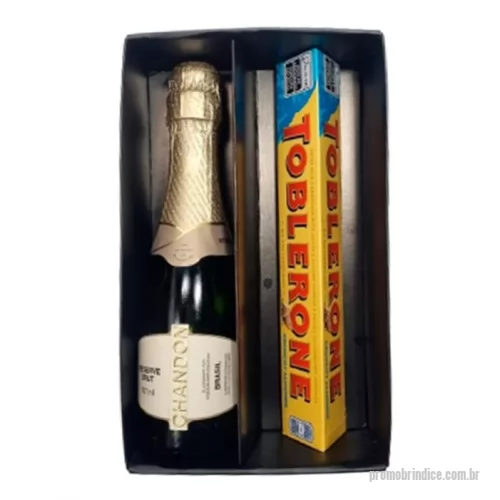 Kit champanhe ou espumante personalizado - Kit champanhe ou espumante Personalizado 9534 com sua logomarca. 20 anos ajudando a cotar Brindes Promocionais com várias empresas num único clique. Kit Chandon Especial é perfeito para tornar qualquer ocasião ainda mais memorável. Com uma combinação sofisticada de produtos, este kit é ideal para presentear alguém especial. Inclui uma garrafa de Mini Chandon 187ml para brindar e celebrar, um delicioso Toblerone 100g para adoçar o momento, um elegante laço para um toque de sofisticação e uma caixa.Kit Chandon Especial é perfeito para tornar qualquer ocasião ainda mais memorável. Com uma combinação sofisticada de produtos, este kit é ideal para presentear alguém especial. Inclui uma garrafa de Mini Chandon 187ml para brindar e celebrar, um delicioso Toblerone 100g para adoçar o momento, um elegante laço para um toque de sofisticação e uma caixa.Kit champanhe ou espumante Personalizado, 162342, Beetrade  Brindes. Clique e Cote no Portal PromoBríndice!