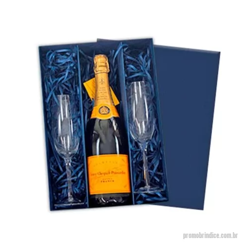 Kit champanhe ou espumante personalizado - O Kit Champagne Veuve Cliquot – BV681 é Composto por: 1 Champgne Veuve Clicquot 750 ml 2 Taças de Cristal 3 Caixa Cartonada * Os ítens poderão sofrer alteração conforme disponibilidade.