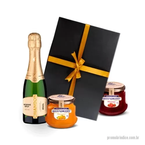 Kit champanhe ou espumante personalizado - Surpreenda com um kit para o presenteado celebrar as festas de fim de ano! Este brinde vem com o renomado espumante Chandon e três geléias importadas QueensBerry para degustar bons momentos. Veja as opções de personalização com nossos consultores! Kit contém: – 01 Espumante Chandon 187ml – 02 geleias sabores variados da QueensBerry Pedido mínimo