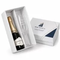 Kit personalizado, composto por: uma mini chandon de 187 ml! Taça de vidro para champanhe e caixa cartonada!