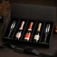 DESCRIÇÃO: 1 CAIXA CARTONADA 39,5X24,5X9,5 + FITA DE CETIM 1 CHANDON BABY BRUIT 187 ML 1 CHANDON BABY ROSÉ 187ML 1 CHANDON BABY PASSION 187ML 2 TAÇA GALLANT 180 ML