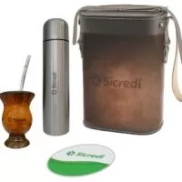 Kit Chimarrão 4 peças, acompanha bolsa em Recouro, bomba para Chimarrão/ Tereré, Cuia e Garrafa em Aço inox de 1 Litro.