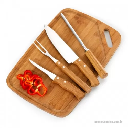 Kit churrasco ecológico personalizado - Kit churrasco com tábua lx em bambu com alça lateral (med.:420x280x15mm), faca 8'', garfo, afiador e faca de desossa 5'' em bambu/aço inox.