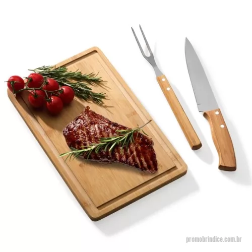 Kit churrasco ecológico personalizado - Kit churrasco com tábua st (med.:320x200x15mm), faca 7'' e garfo em bambu/aço inox.