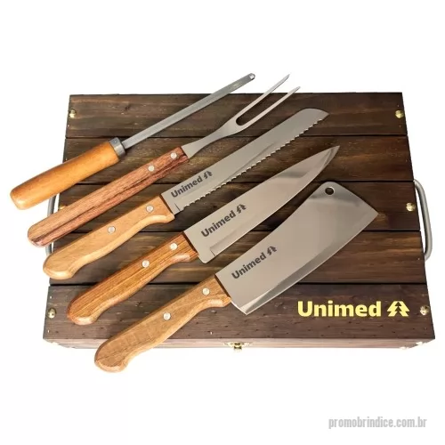 Kit churrasco ecológico personalizado - Kit churrasco em estojo de madeira envelhecida com tábua 22cm X 35cm mais acessórios Tramontina. Estojo, tábua e cabos confeccionados em madeira oriunda de reflorestamento. Gravação indelével da logo a laser no estojo, tábua, facas  e cutelo. 