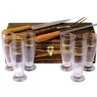 Estojo de madeira envelhecida com 06 copos de cerveja, faca, garfo e chaira. Gravação indelével da logo no estojo, faca e 06 copos. Despachamos com frete pago para Sul, Sudeste e Centro Oeste.