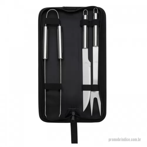 Kit churrasco personalizado - Kit churrasco 3 peças em estojo de nylon com alça. Possui: faca(acompanha proteção plástica), garfo(acompanha proteção plástica), pegador em inox e parte interna com velcro para guardar as peças. Acompanha placa em branco para gravação na parte externa do estojo.