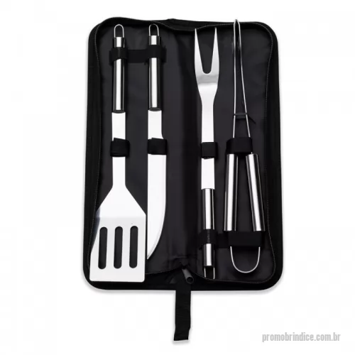 Kit churrasco personalizado - Kit churrasco 4 peças em estojo de nylon com alça. Possui: pegador, garfo, espátula e faca em inox, acompanha proteções plásticas e parte interna com velcro para guardar as peças. 