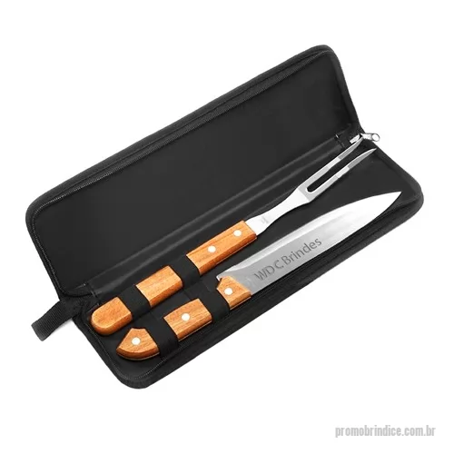 Kit churrasco personalizado - Conjunto para churrasco com duas peças em estojo de nylon com ziper. Contendo faca e garfo com cabo de madeira marrom.  Tamanho estojo 34 x 8,5cm