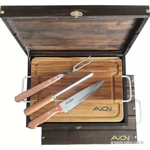 Kit churrasco personalizado - Estojo de churrasco com tábua, faca, garfo e chaira. Gravação da logomaca a laser no estojo, tábua e faca. Acompanha caixa para presente com listras em marrom. Despachamos com frete pago para todo o Brasil