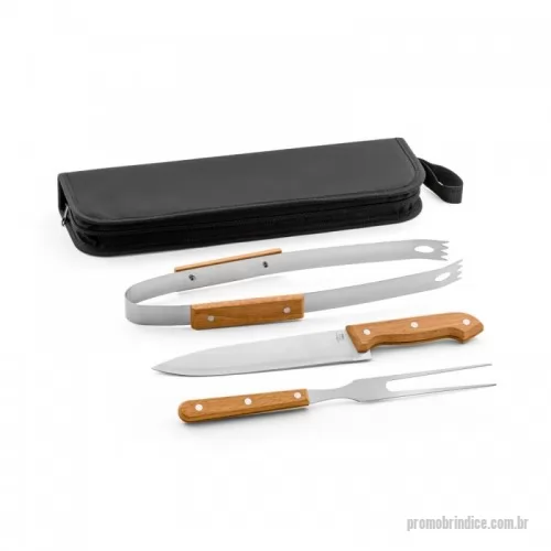 Kit churrasco personalizado - Kit churrasco em aço inox e madeira com 3 peças em estojo de 210D. Medidas do estojo: 350 x 130 x 20 mm.