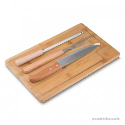 Kit churrasco personalizado - Kit churrasco 4 peças, contém: chaira, faca, garfo e tábua de bambu com canaleta. Obs.: os componentes de bambu e madeira podem apresentar diferentes tonalidades.