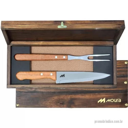 Kit churrasco personalizado - Estojo de madeira envelhecida com faca e garfo Tramontina linha Dynamic. Acompanha embalagem para presente com listras em marrom. Gravação indelével da logo a laser no estojo e na faca. Um presente tradicional, útil, de ótima apresentação e excepcional qualidade, garantindo a visualização da sua marca por muitos e muitos anos. Despachamos com frete pago para todo o Brasil.