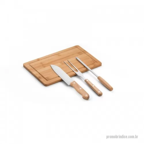 Kit churrasco personalizado - Kit churrasco em estojo de 210D. Composto por tábua em bambu e 3 utensílios em aço inox e madeira de Seringueira: faca japonesa, garfo e afiador. Próprio para contato com alimento. Estojo: 220 x 345 x 30 mm | Tábua: 300 x 200 x 11,6 mm