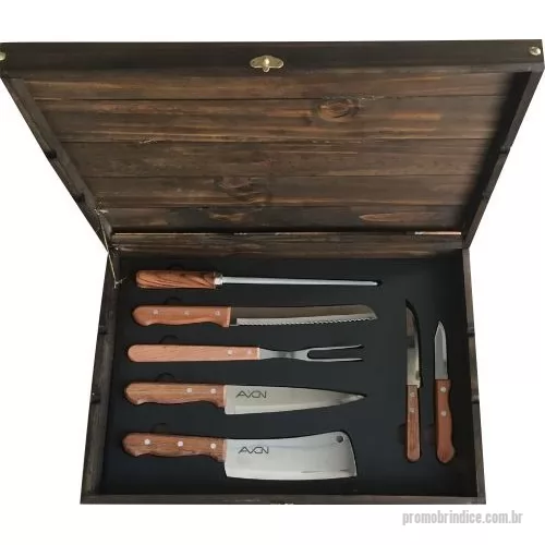 Kit churrasco personalizado - Kit churrasco personalizado. Esse é o nosso negócio, está no nosso DNA. Faça uma consulta e surpreenda-se com nossas opções. São mais de 50 modelos, dos mais simples aos mais completos, garantindo que sempre haverá um kit que se encaixe nas suas necessidades. Estojo de madeira com tábua churrasco, facas diversas, garfo churrasco, chaira e cutelo. Gravação indelével da logo a laser no estojo, tábua faca peixeira e cutelo, garantindo a visibilidade da sua marca por muitos e muitos anos. Acompanha caixa para presente com listras em marrom. Despachamos com frete pago para Sul, Sudeste e Centro Oeste