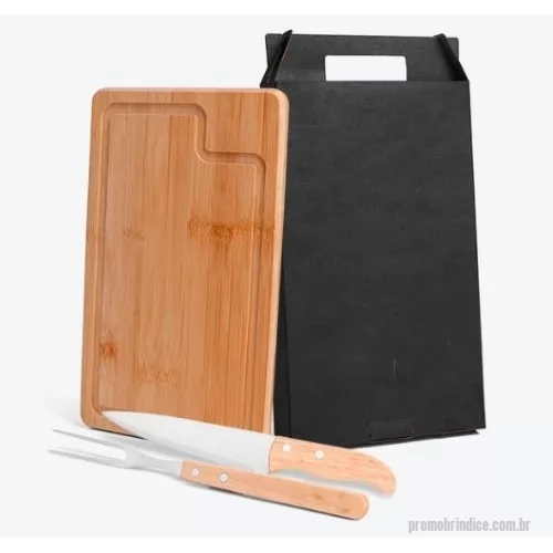 Kit churrasco personalizado - Kit para churrasco. Conta com tábua em bambu; faca 7  e garfo em aço inox / madeira. Tábua confeccionada com tripla camada invertida, para dar maior durabilidade e não deformar com o passar do tempo.