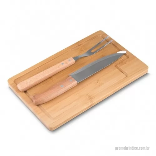 Kit churrasco personalizado - Kit churrasco 3 peças com: tábua de bambu com canaleta, garfo e faca com pegadores em bambu.