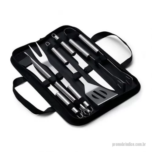 Kit churrasco personalizado -  Kit Churrasco 9 Peças em estojo de nylon com alça. Contém: pegador, garfo, espátula, faca, pincel e 4 espetos. Utensílios de inox com proteções plásticas e parte interna com velcro para fixação das peças, acompanha plaquinha metálica para personalização. Altura :  38,5 cm  Largura :  12 cm  Medidas aproximadas para gravação (CxL):  Plaqueta 4,7 cm x 8,2 cm - Utensílios 10,2 cm x 1,3 cm  Peso aproximado (g):  772