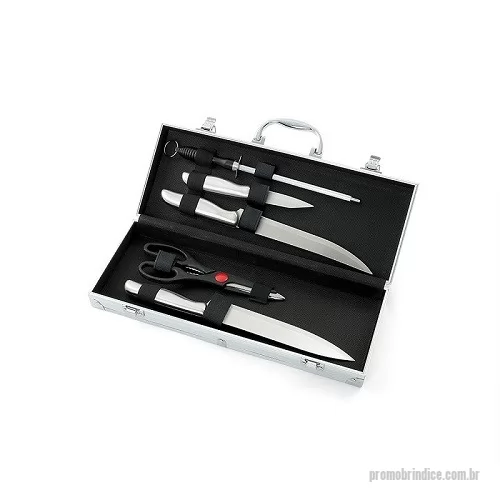 Kit churrasco personalizado - Kit churrasco 5 peças em maleta de alumínio com travas de segurança, contém três facas de corte, tesoura e chaira. Parte interna da maleta com revestimento em tnt e suportes de velcro para fixação das peças. Altura : 13,5 cm x Espessura : 6 cm x Comprimento : 36,5cm 
