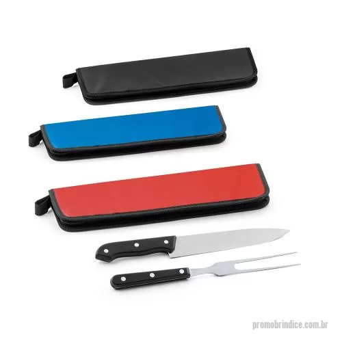 Kit churrasco personalizado - Kit churrasco em estojo de 210D. Composto por 2 utensílios em aço inox e PP: faca chefe e garfo. Próprio para contato com alimento. Estojo: 350 x 130 x 20 mm