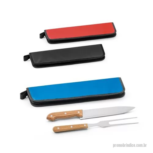 Kit churrasco personalizado - Kit churrasco em estojo de 210D. Composto por 2 utensílios em aço inox e madeira Seringueira: faca chefe e garfo. Próprio para contato com alimento. Estojo: 350 x 130 x 20 mm