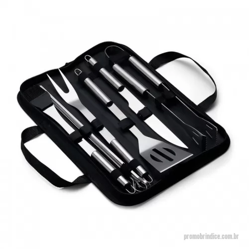 Kit churrasco personalizado - Kit churrasco Personalizado 09018 com sua logomarca. 20 anos ajudando a cotar Brindes Promocionais com várias empresas num único clique. Kit Churrasco 9 Peças em estojo de nylon com alça. Contém: pegador, garfo, espátula, faca, pincel e 4 espetos. Utensílios de inox com proteções plásticas e parte interna com velcro para fixação das peças, acompanha plaquinha metálica para personalização.Kit Churrasco 9 Peças em estojo de nylon com alça. Contém: pegador, garfo, espátula, faca, pincel e 4 espetos. Utensílios de inox com proteções plásticas e parte interna com velcro para fixação das peças, acompanha plaquinha metálica para personalização.Kit churrasco Personalizado, 153111, Elembrancas. Clique e Cote no Portal PromoBríndice!