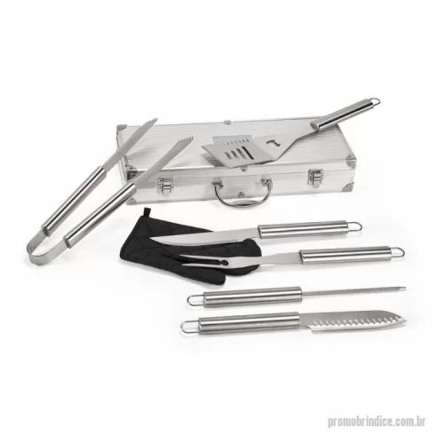 Kit churrasco personalizado - Kit churrasco em estojo de alumínio. Composto por luva de cozinha em poliéster e 6 utensílios em aço inox: faca chefe, 1 faca japonesa, 1 pinça, 1 garfo, 1 espátula e 1 afiador. Próprio para contato com alimento. Estojo: 450 x 170 x 80 mm | Placa: 80 x 50 mm